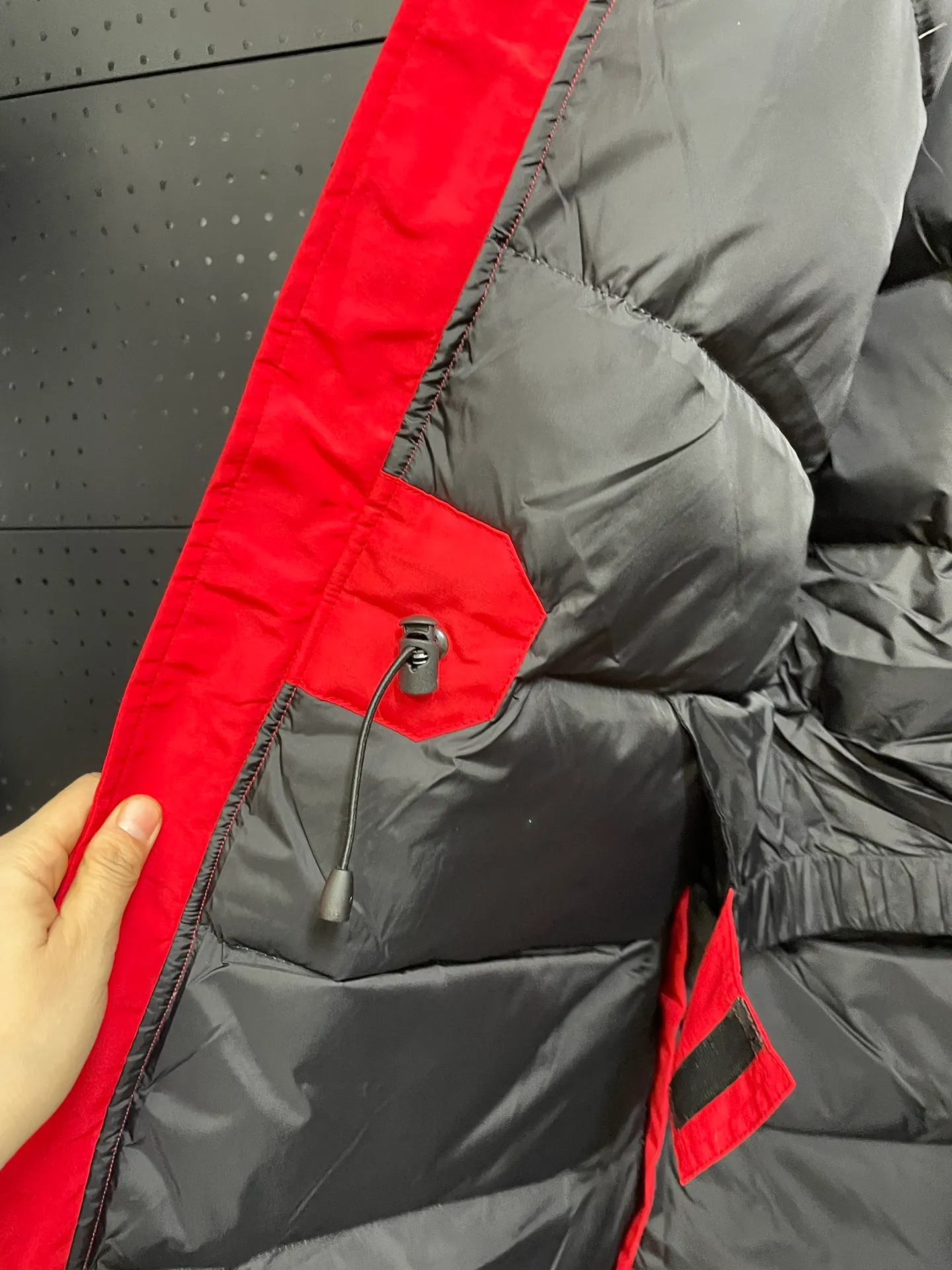P1060 CANADA GOOES 🇨🇦ⒿⓅⓈ manufactures 10 models of snow curse men and women couples. Factory direct supply: supplying global purchasing agents, micro-business, entities, Tmall, high-end stalls and studio cooperation, free shipping! There are 10 types of Canada Goose Snow Mantra parkas for men and women, the Rolls-Royce of down jackets. ➖ Industry-leading anti-counterfeiting chip sensing. ➖ Imported Behringer embroidery machines and customized embroidery labels, the highest level and industry leading. ➖ Imported Korean 21-count polyester-cotton blended original fabric, TC85 waterproof coated fabric, water-repellent, windproof and wear-resistant. ➖ The new national standard 90 white duck down has an average down filling of 300 grams. The amount of down filling is industry-leading. ➖ 100% nylon lining with double double-layer sealing design to prevent velvet running, and seamless thread design on the cuffs! ➖ Yoshida YKK provides original factory-customized electroplated sliders. YKK two-way lockable zippers are tight and smooth and do not peel off paint. ➖ 3M composite Velcro is durable and the accessories and hardware are all custom-made. Note: Our copywriting is only simple and clear. Instead of bragging about the copywriting, it is better to compare and understand with samples. Only for the purest goose, the most dedicated, the most professional, the highest quality, the highest cost performance! SIZE:XS-XXL [with size chart]